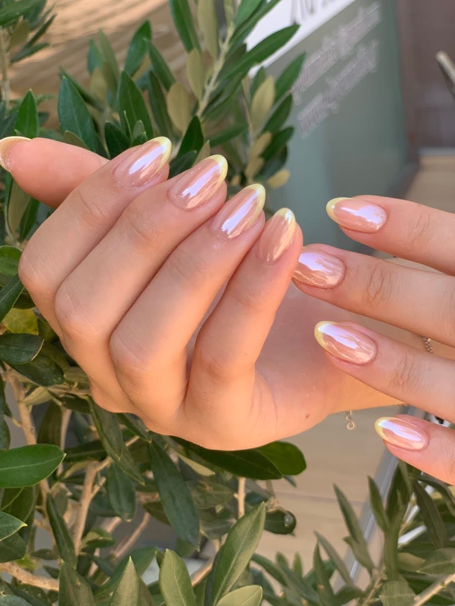 Chrome iridescent manicure